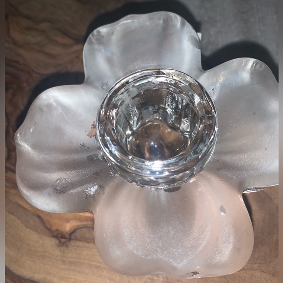 Colony Vintage Dogwood Flower pattern candle holder - Picture 3 of 5